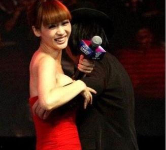 女明星遭人袭,女明星遭遇神秘袭击，真相扑朔迷离