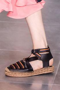 凉鞋 明星,凉鞋穿搭指南