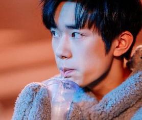 咬吸管明星,揭秘明星们的独特嗜好与时尚态度